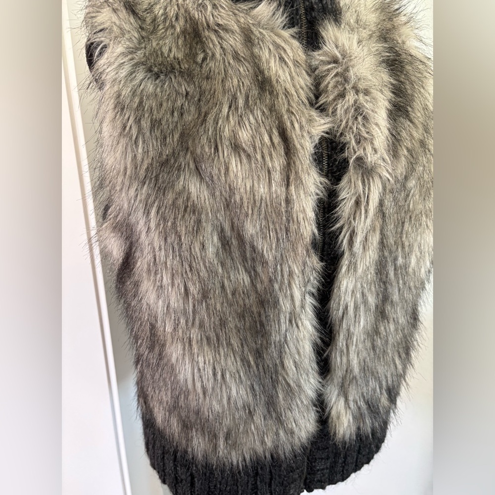 Loft faux fur vest XS/S like new - Picture 3 of 7